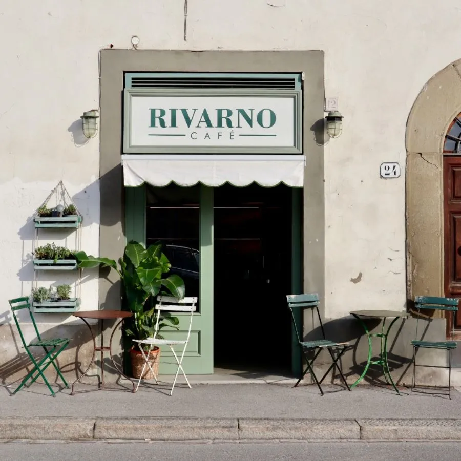 Typisches Café mit italienischer Architektur